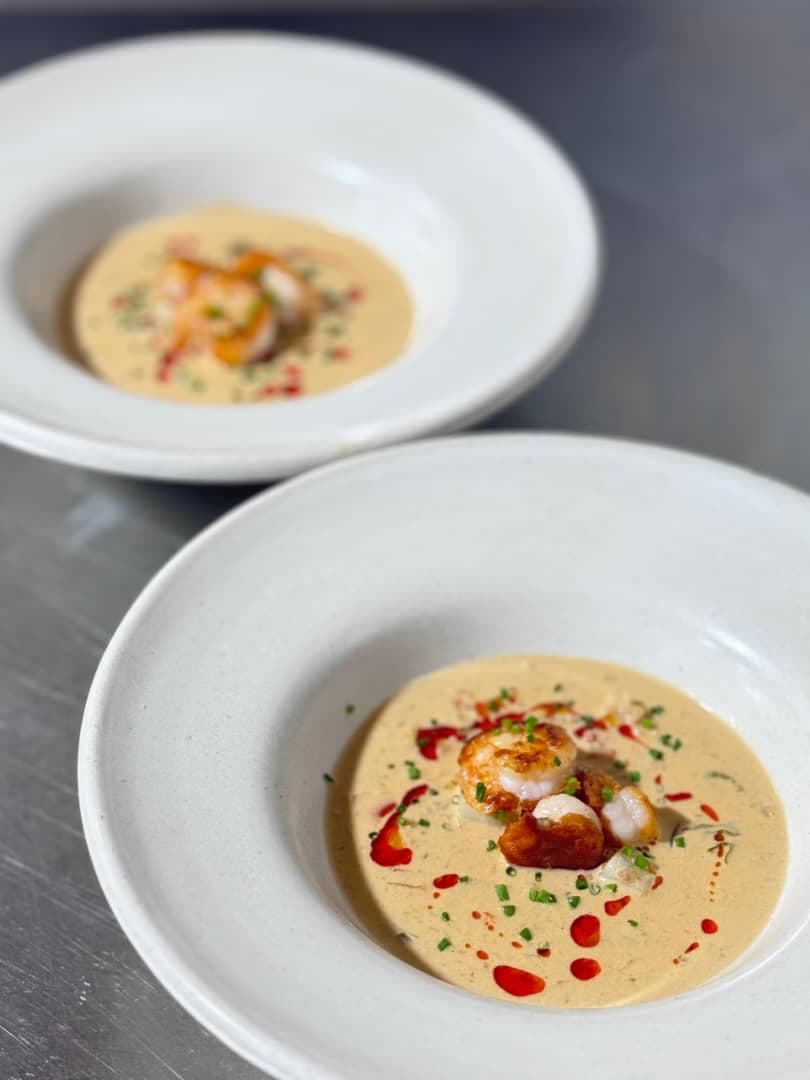 Langostinos sellados en bisque con reducción de pimentón